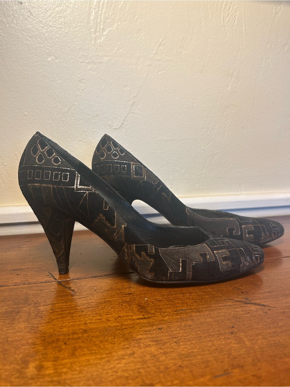 Vintage Stuart Weitzman geometric Pattern Pump~High Heels~Size 7.5